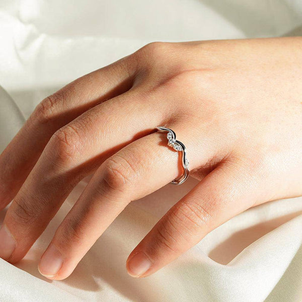 Winding Willow Curved Moissanite Wedding Band
