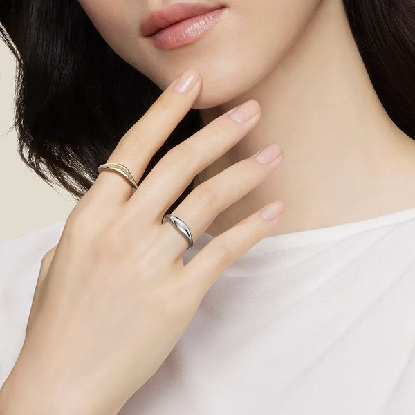 Fluid Two-Tone Band with Linear Pavé