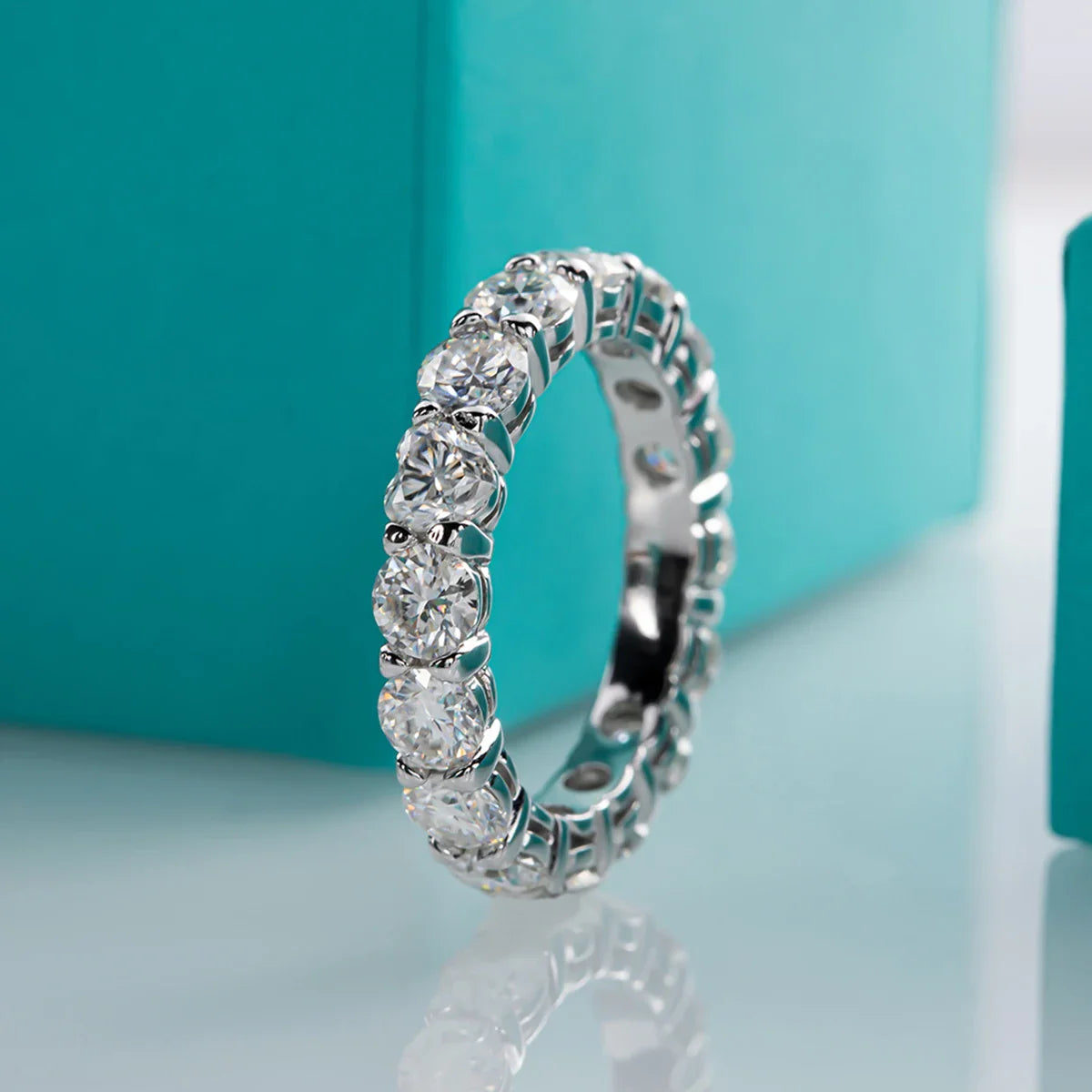 4 MM Heart & Round Cut Moissanite Wedding Band